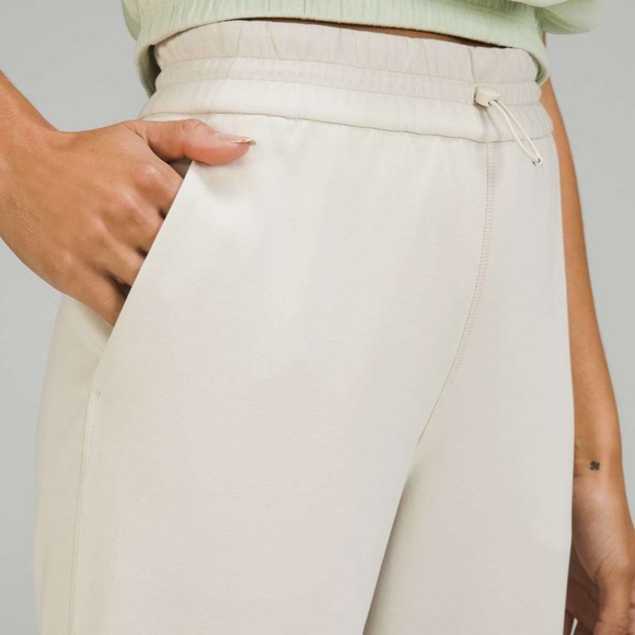 Lululemon Softstreme High-Rise Straight Leg Crop
White Opal size 18 - Picture 4 of 10